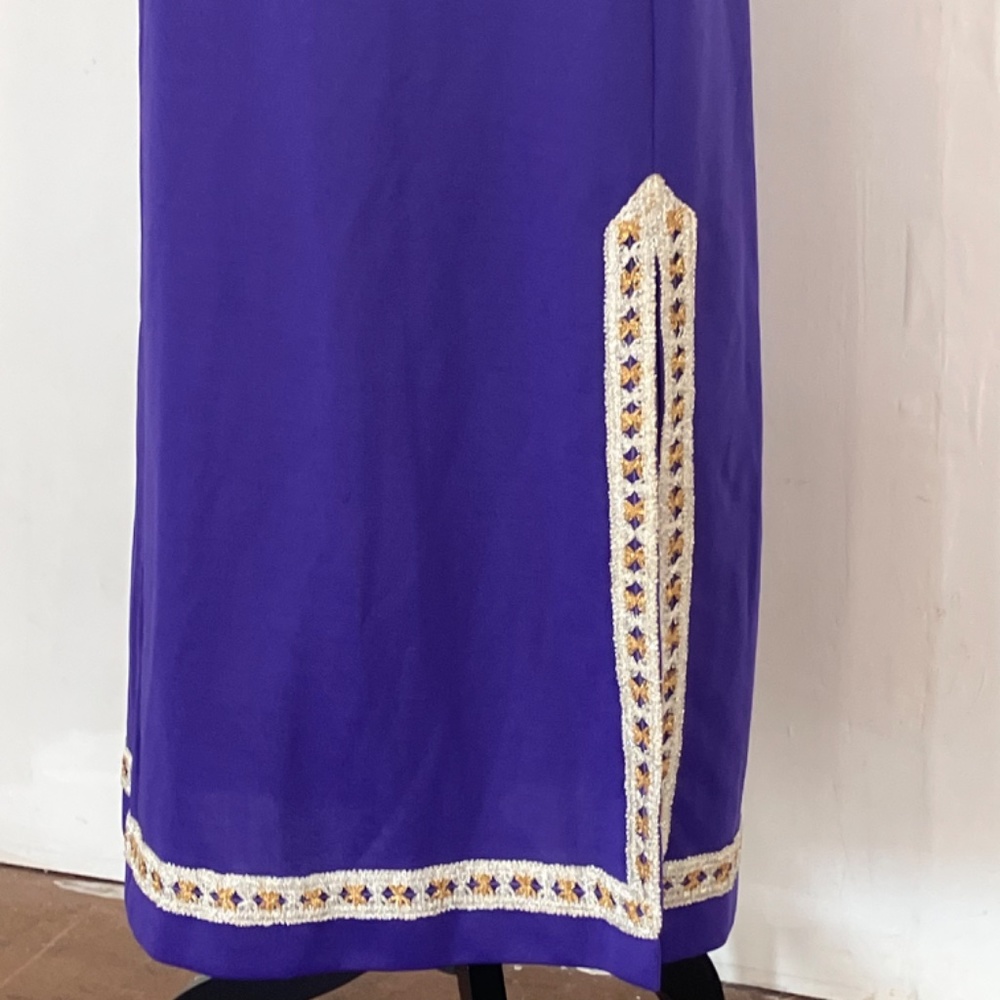 1960s Royal Purple vintage dress with gold and silver metallic threading - Picture 5 of 14